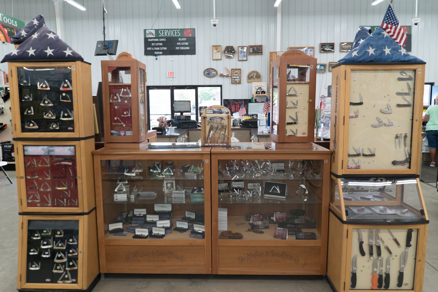Retail Beacon Award — Lee Hardware & Building Supply 3 The store is the only platinum Case Knives dealer in the area.