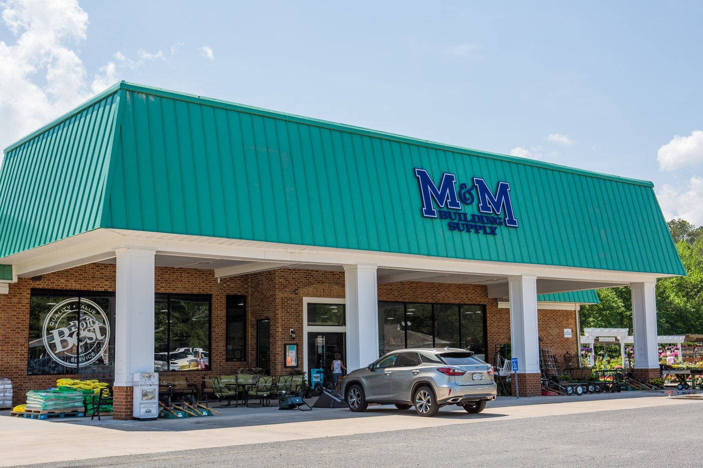 Opening A New Store That Stands Out 6 M&M Building Supply’s third store in Mathews, Va., opened in March 2019.