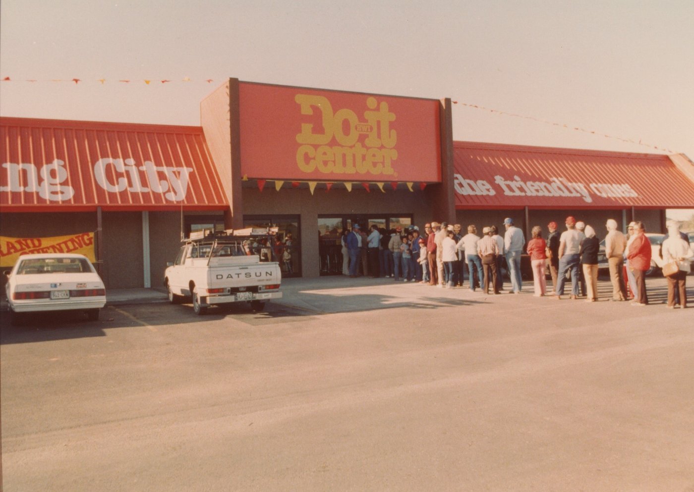 Do it Best President Focused on Driving Future Growth + 75 Years of Do it Best History 14 Spring City Do it center in Texas adopted the new Do it center format in 1986.