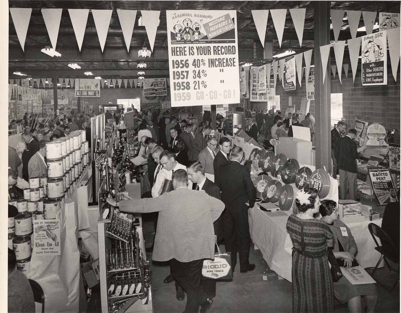 Do it Best President Focused on Driving Future Growth + 75 Years of Do it Best History 4 The co-op’s buying market was held in the Fort Wayne warehouse for the last time in 1958, moving next to the Fort Wayne War Memorial Coliseum.