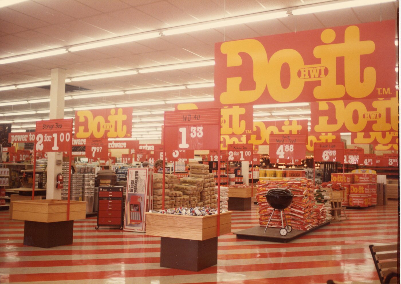 Do it Best President Focused on Driving Future Growth + 75 Years of Do it Best History 10 The bright colors of the Do it center store format revolutionized store design in the hardware industry and served as an effective weapon against big-box encroachment.