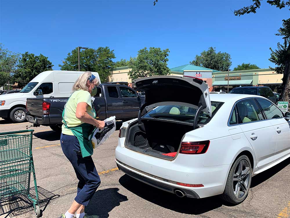 Retail Beacon Award —McGuckin Hardware—Boulder, Colo. 16 Kris Sprigg loads a curbside order.