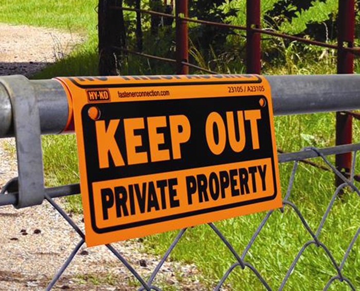HYKO 23105 inuse Hy-Ko Coil Fence Signs